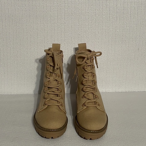 Universal thread, laced up, canvas booties, Size 8 - Picture 4 of 12